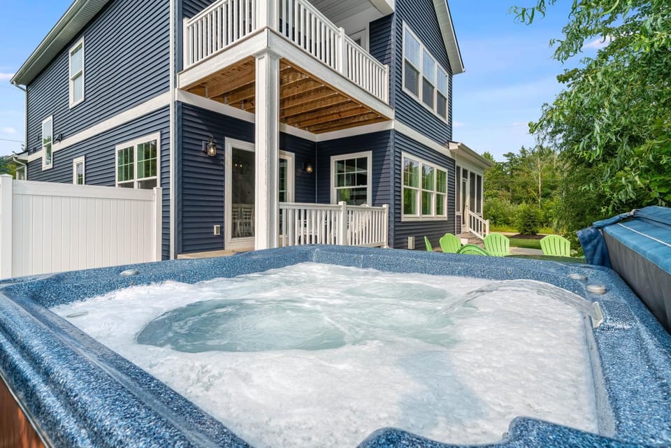 Private Beach, Hot Tub, Basketball Court, Fire Pit, Screened Porch & SO Much More! House in Michigan