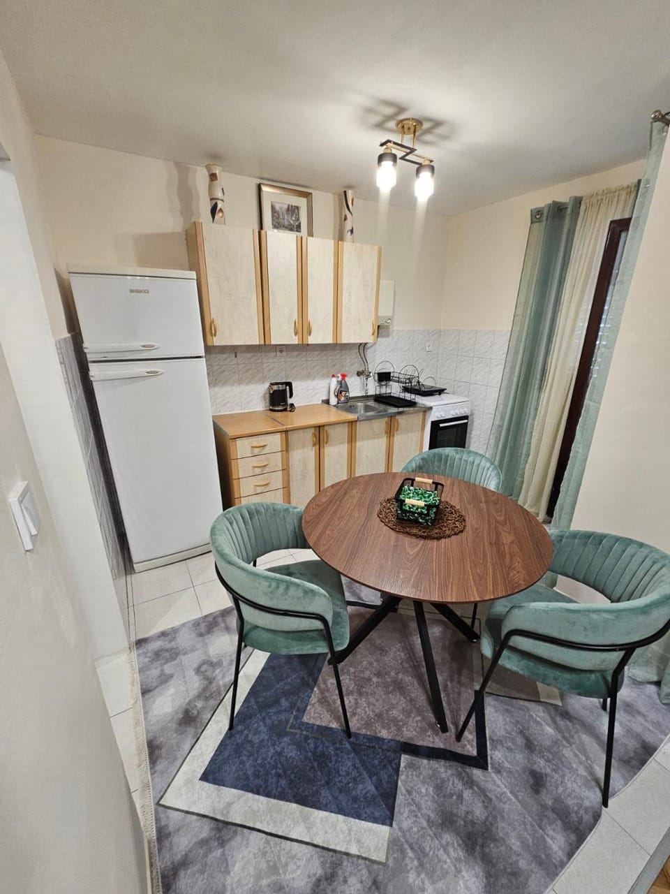 Kitchen or kitchenette, Dining area, oven, stove