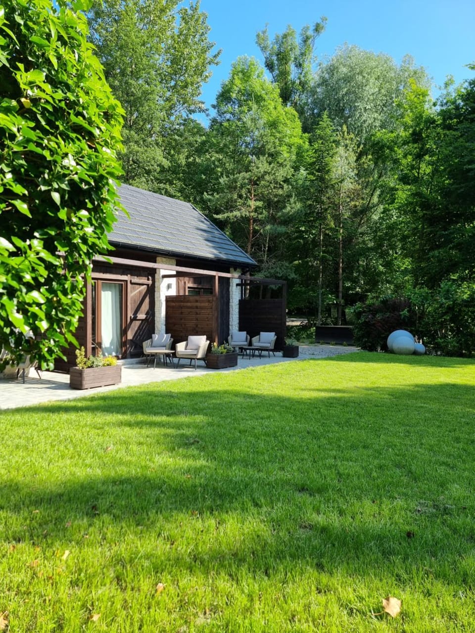 Property building, Spring, Natural landscape, Garden, Garden view