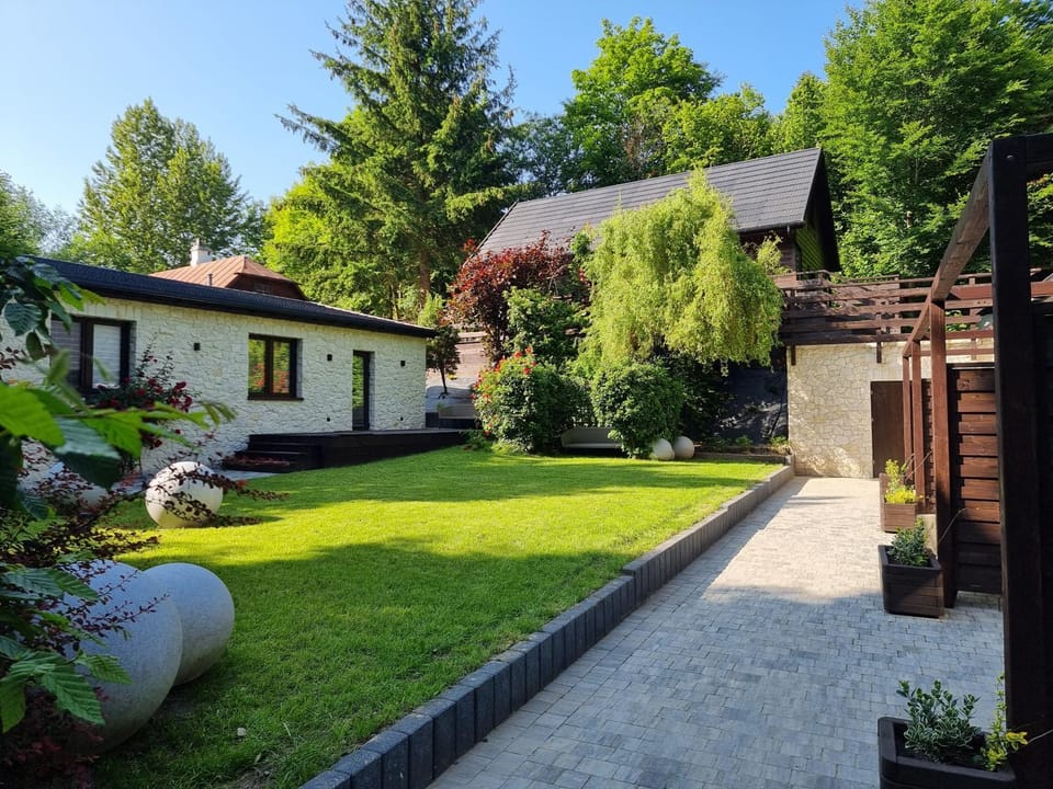 Property building, Day, Natural landscape, Garden, Garden view