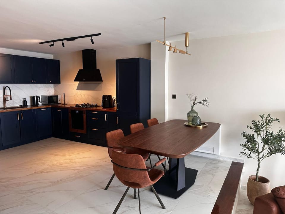 Kitchen or kitchenette, Dining area, stove