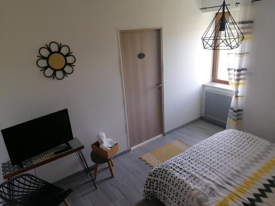 Photo of the whole room, Bedroom