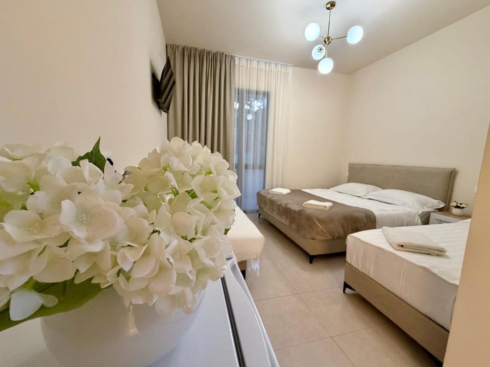 Bed, TV and multimedia, Photo of the whole room, Bedroom, towels