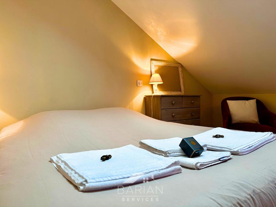 Bed, Photo of the whole room, Bedroom, towels