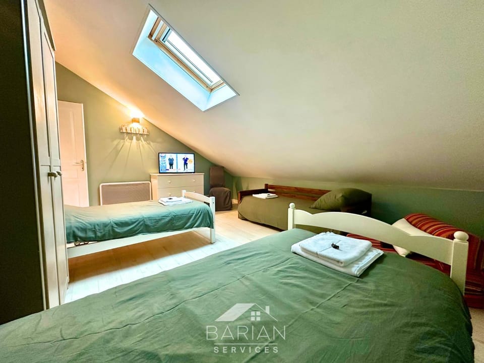 Bed, TV and multimedia, Photo of the whole room, Bedroom, towels