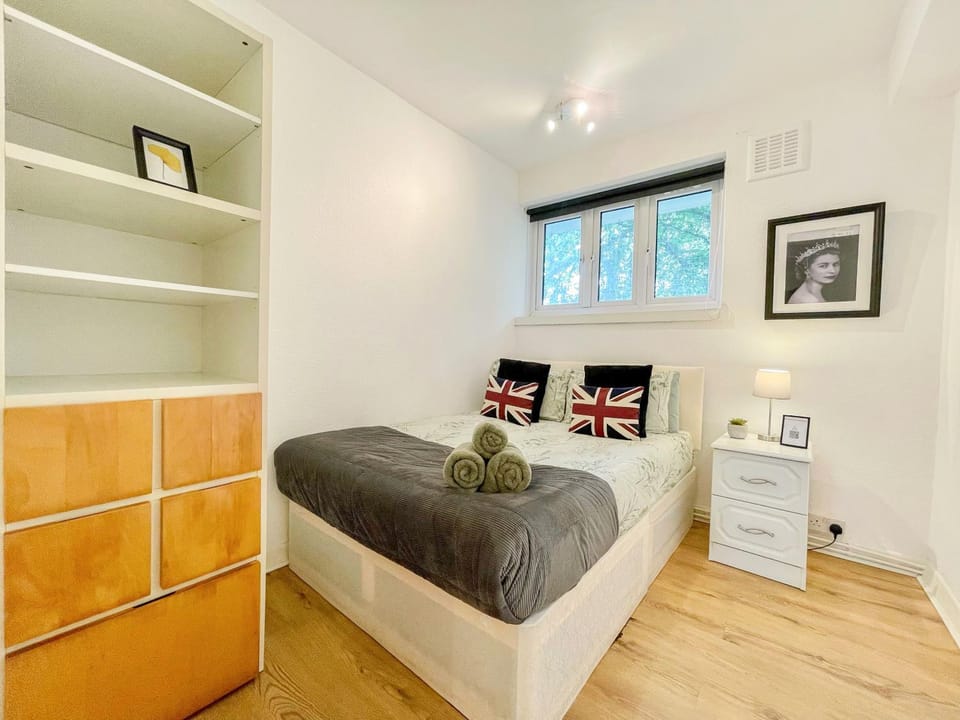 Bed, View (from property/room), Decorative detail, Bedroom, towels, wardrobe