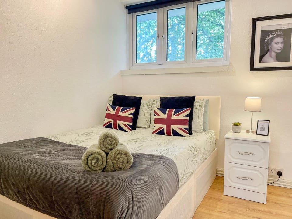 Bed, View (from property/room), Decorative detail, Bedroom, towels, wardrobe