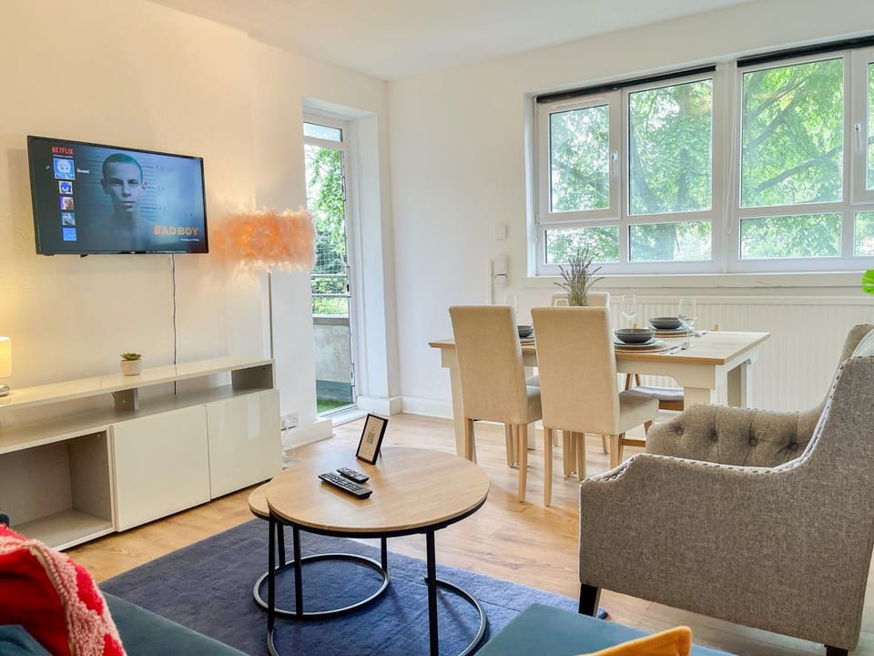 TV and multimedia, View (from property/room), Balcony/Terrace, Living room, Decorative detail, Seating area, Dining area