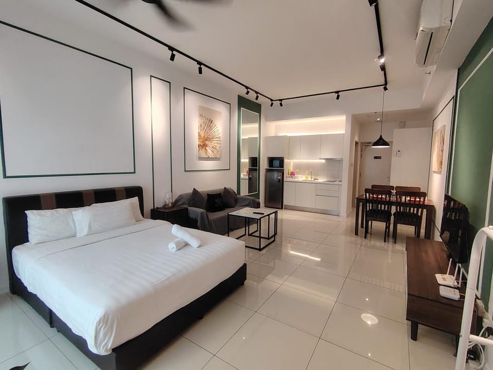 Bed, TV and multimedia, Photo of the whole room, Bedroom