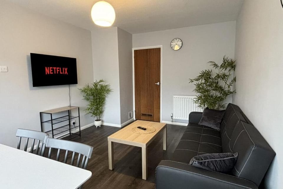 Spacious 4 Bedroom House - LGW House in Crawley