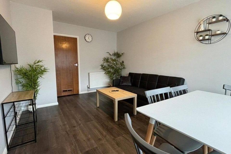 Spacious 4 Bedroom House - LGW House in Crawley