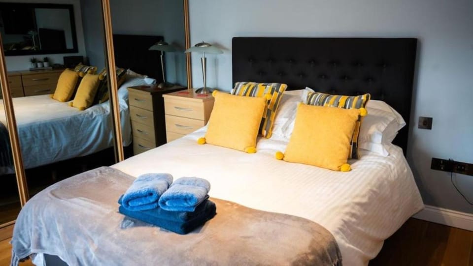 Bed, Bedroom, internet, towels