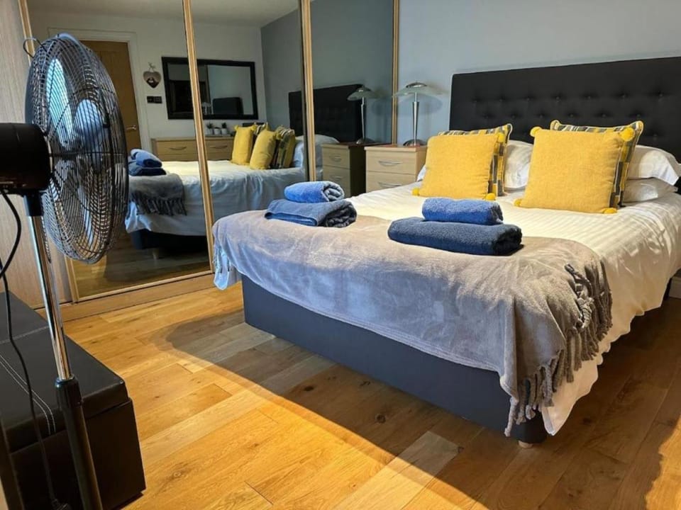 Bed, Bedroom, towels