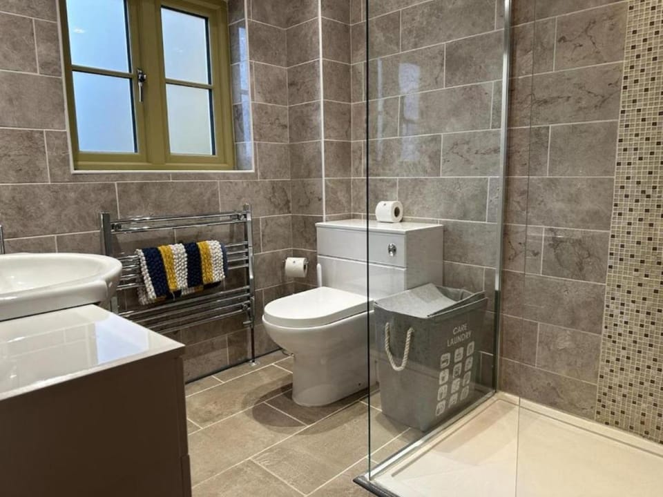 Shower, Toilet, Bathroom, Photo of the whole room, internet