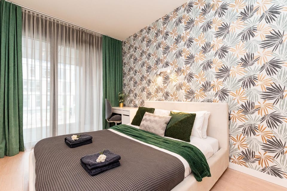 Bed, Bedroom, towels