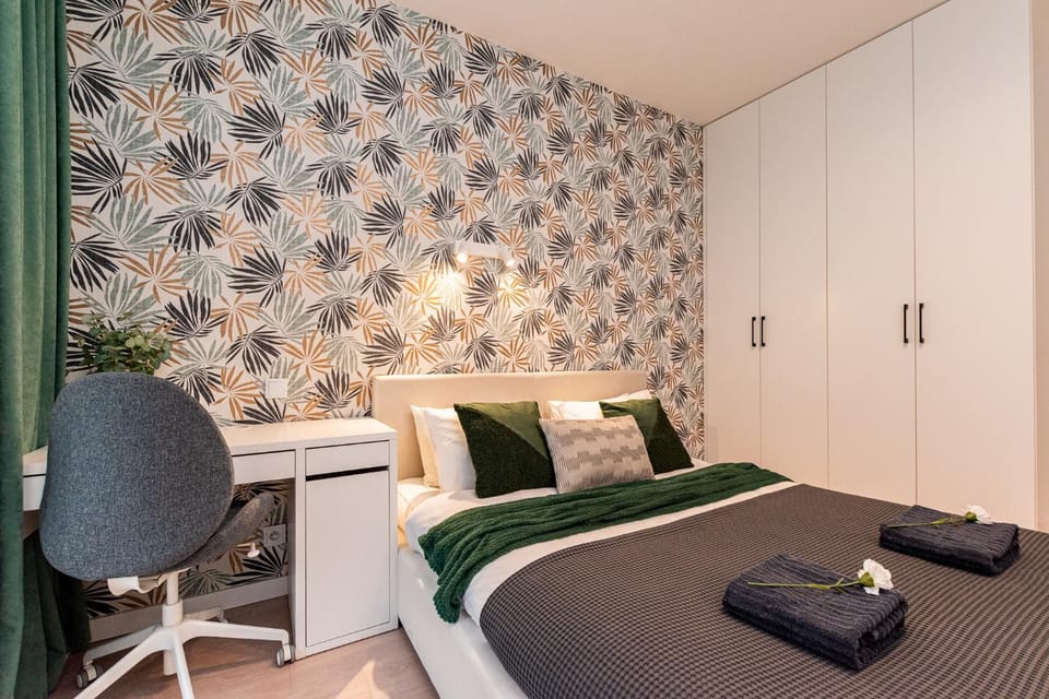 Bed, Photo of the whole room, Seating area, Bedroom, towels, wardrobe