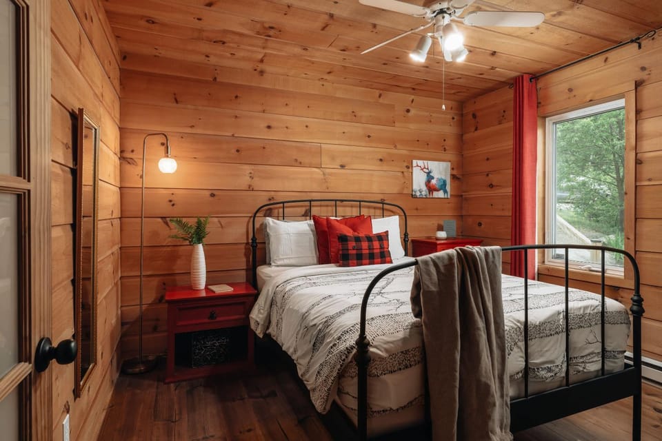 Le Fairytale - Enchanting Getaway with Spa & Sauna Chalet in Saint-Donat