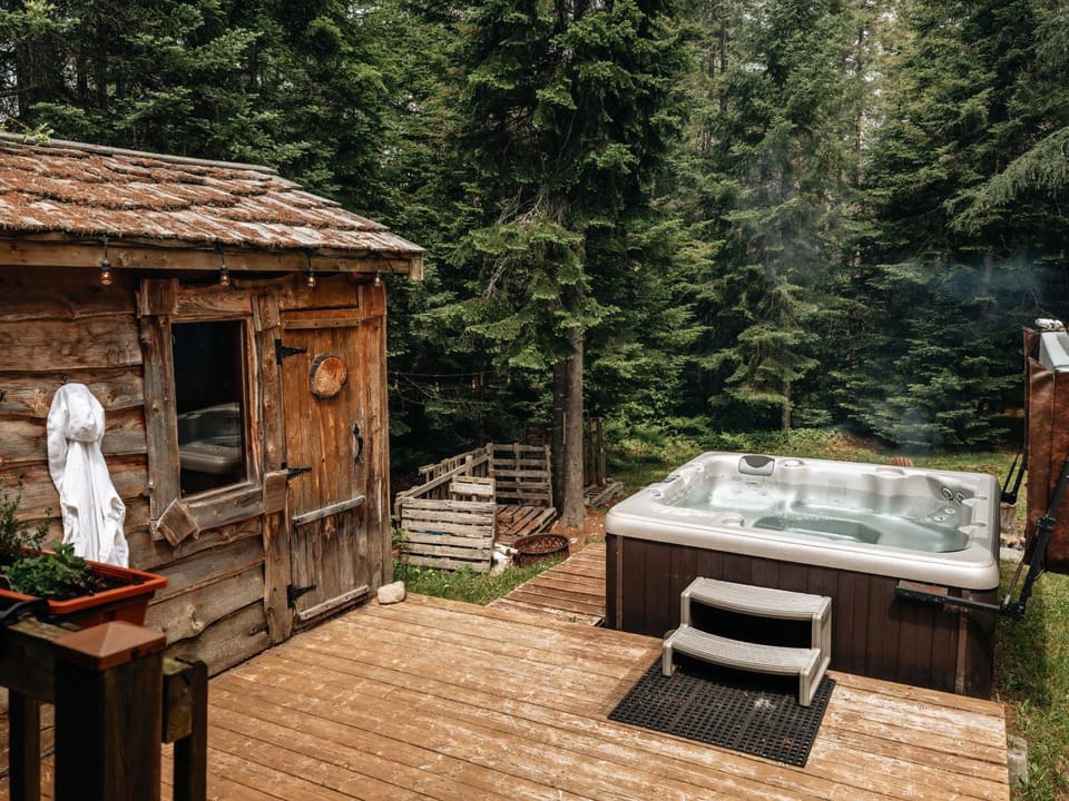 Le Fairytale - Enchanting Getaway with Spa & Sauna Chalet in Saint-Donat