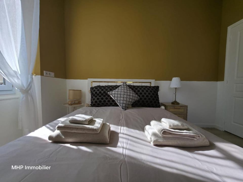 Bed, Photo of the whole room, Bedroom, towels
