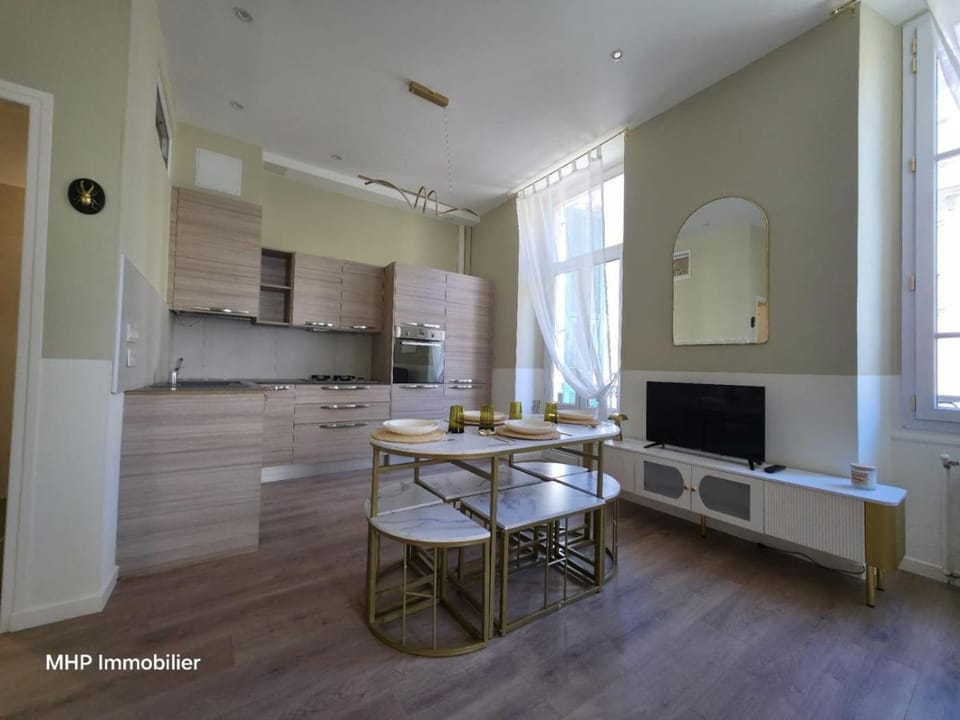 TV and multimedia, Balcony/Terrace, Kitchen or kitchenette, Dining area, stove