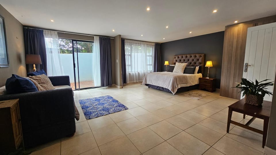 Bed, Living room, Photo of the whole room, Seating area