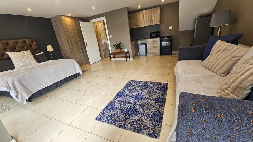 Kitchen or kitchenette, Photo of the whole room, Seating area, Bedroom
