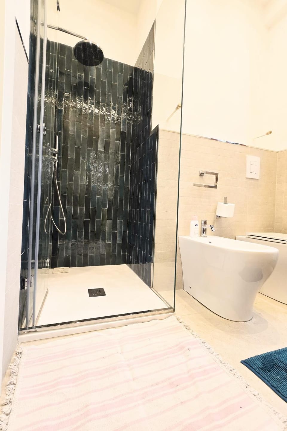 Shower, Toilet, Bathroom, towels