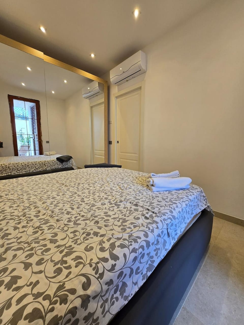 Photo of the whole room, Bedroom, air conditioner
