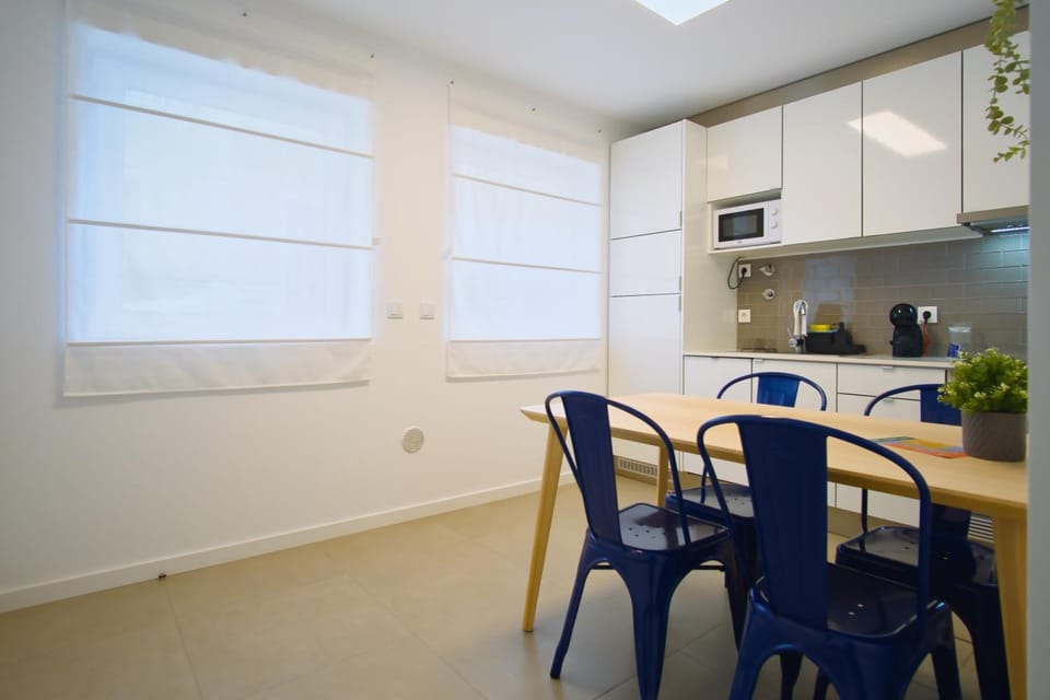 Kitchen or kitchenette, Dining area, stove