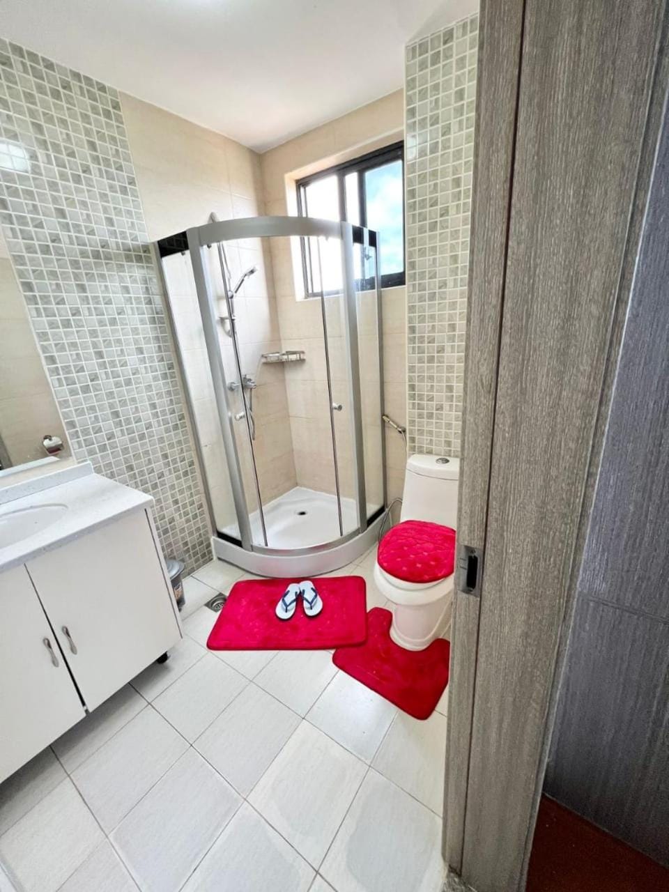 serene escape apartment with chidren playing ground,private parking space, swimming pool, fully equipped gym and unbeatable city views Apartment in Nairobi