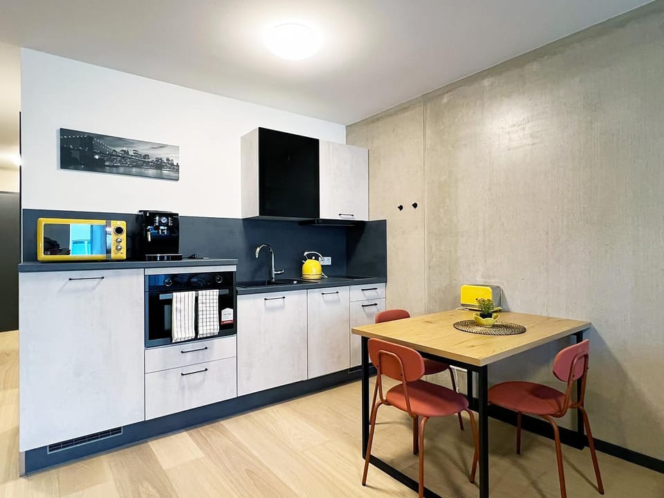 Coffee/tea facilities, Kitchen or kitchenette, Dining area, dishwasher, oven, stove