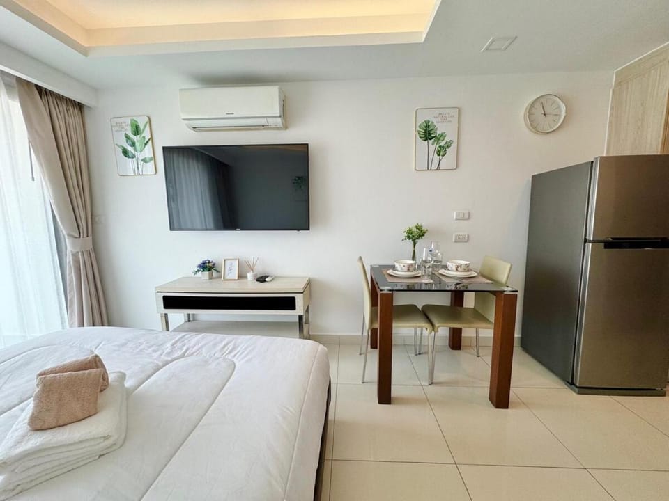 Bed, TV and multimedia, Dining area, Bedroom