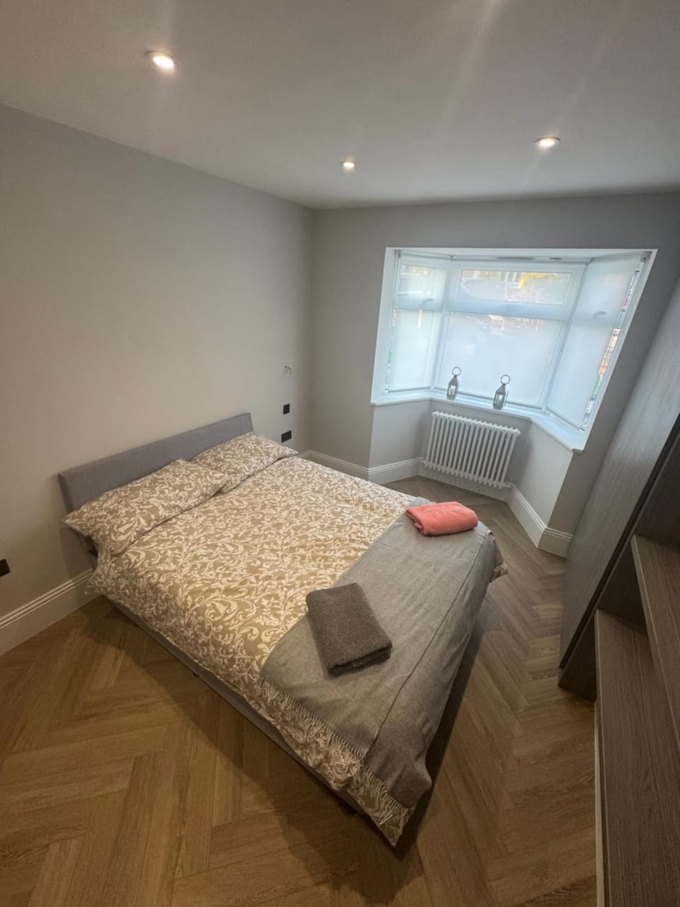 Bed, Photo of the whole room, Bedroom, towels