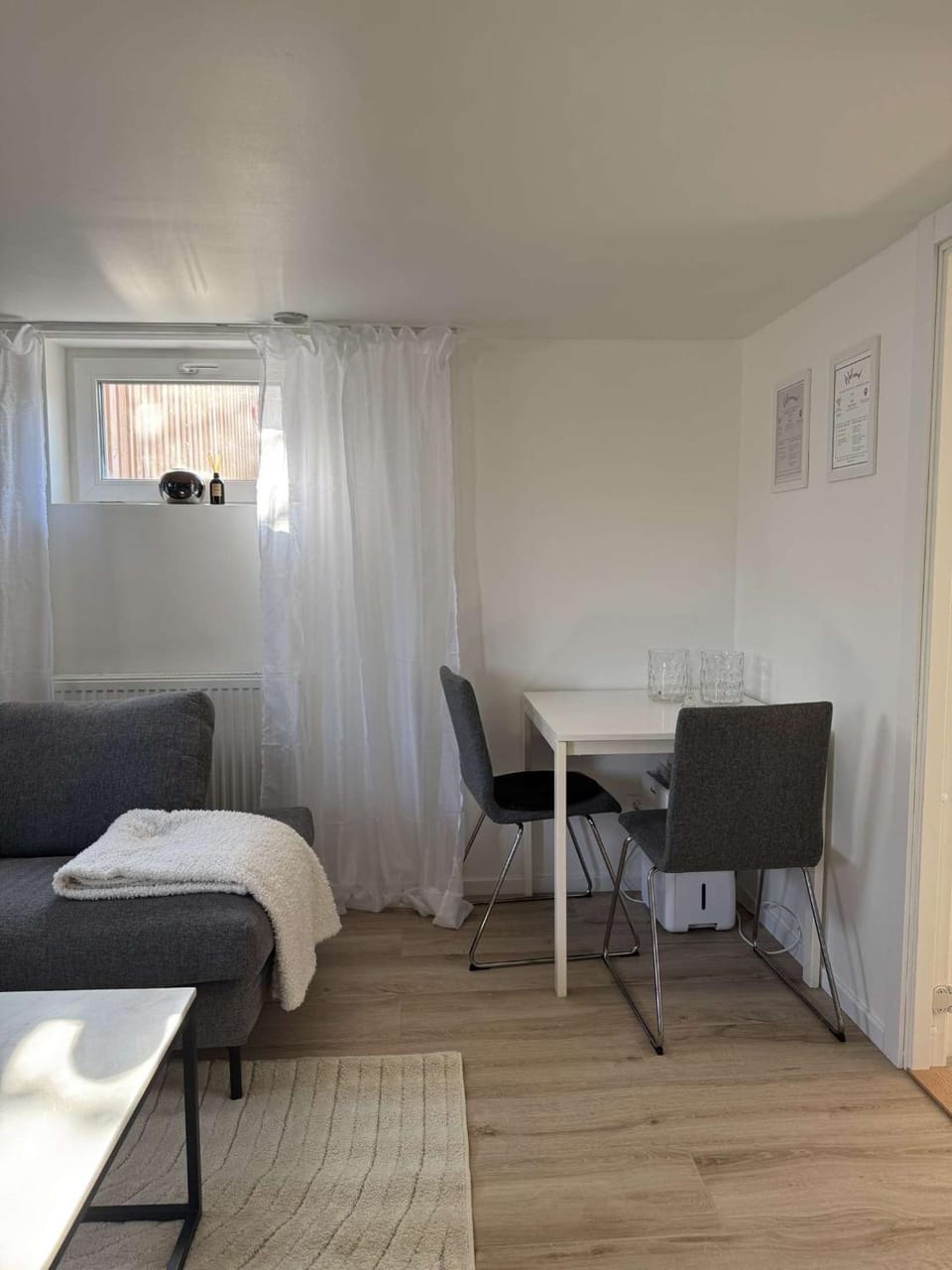 Living room, Photo of the whole room