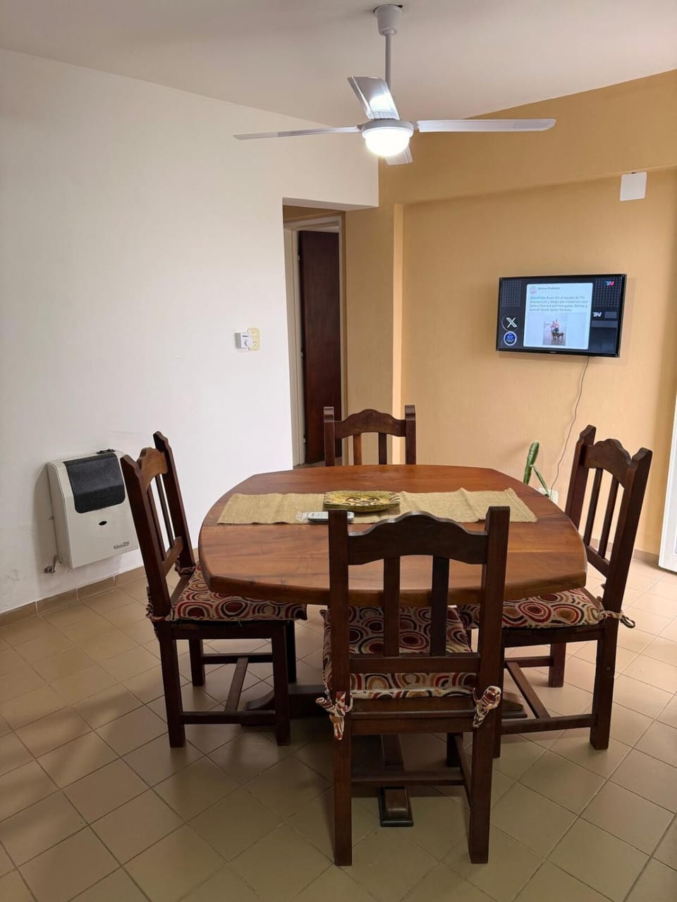 TV and multimedia, Living room, Seating area, Dining area