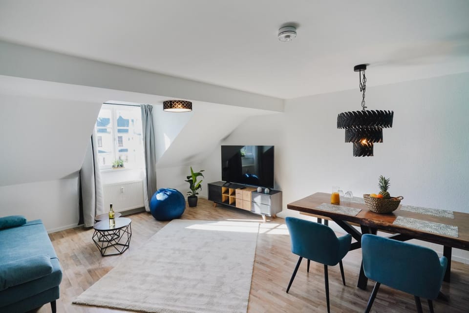 TV and multimedia, Living room, Seating area, Dining area, Evening entertainment