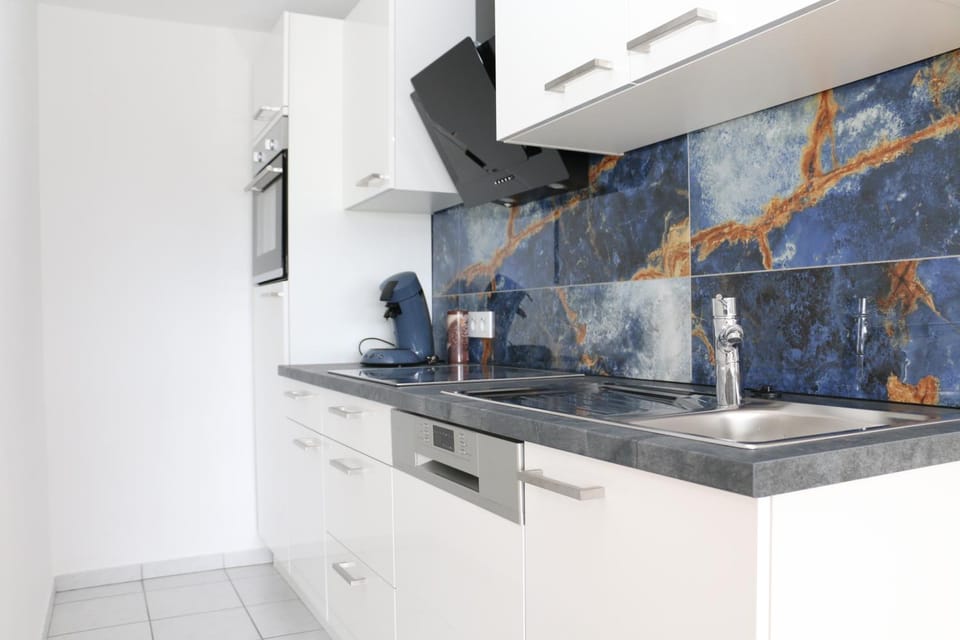 Kitchen or kitchenette, dishwasher, stove