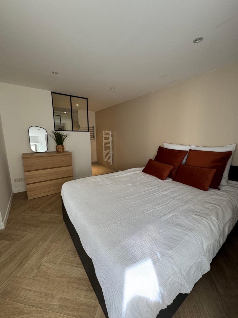 Photo of the whole room, Bedroom
