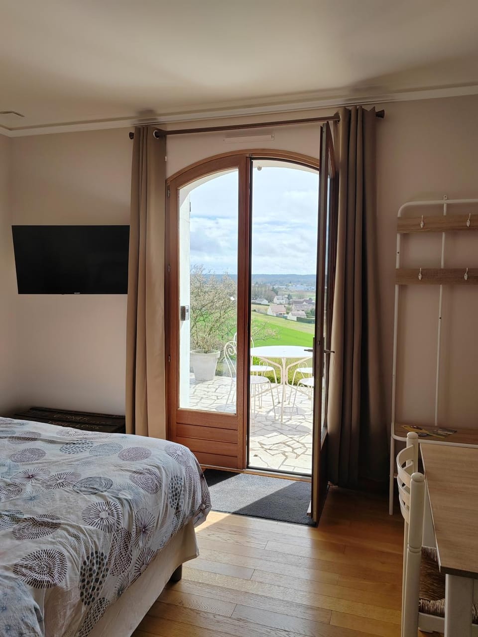 Bed, Natural landscape, View (from property/room), Balcony/Terrace, Photo of the whole room, Bedroom