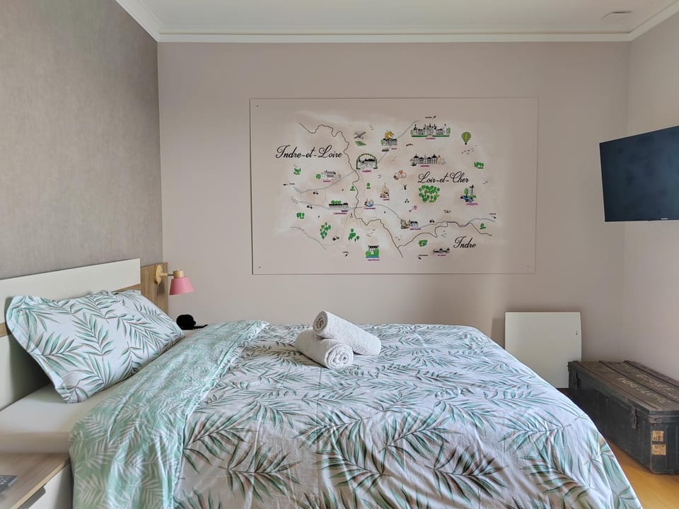 Bed, TV and multimedia, Photo of the whole room, Bedroom