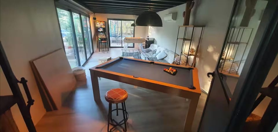 Billiard, Game Room