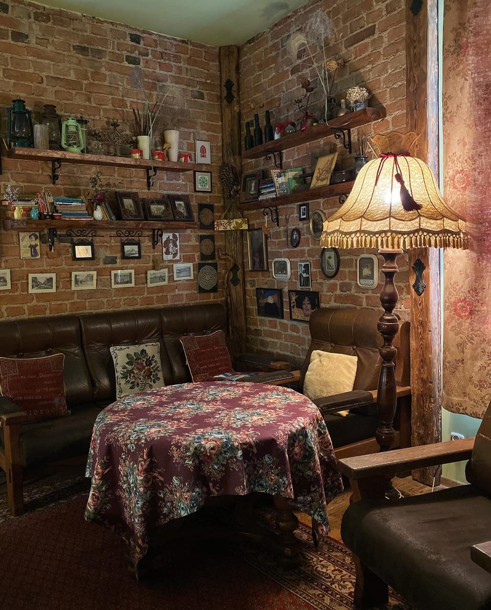 Photo of the whole room, Seating area