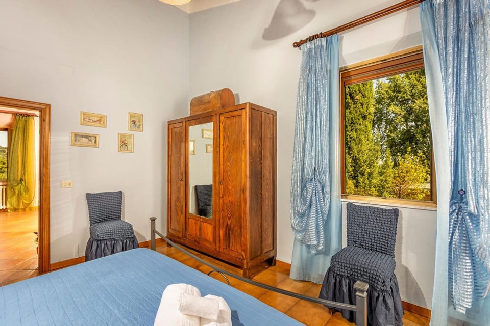 Living room, Photo of the whole room, Seating area, Bedroom, towels