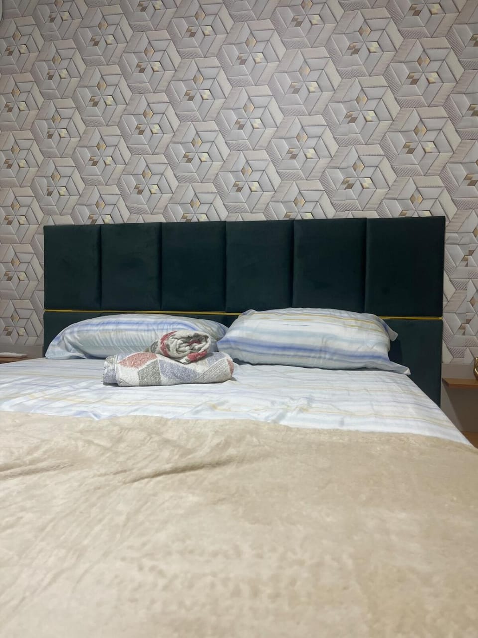 Bed, towels