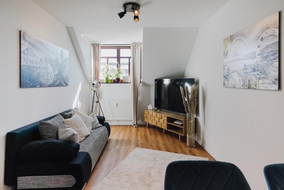 TV and multimedia, Living room, Seating area, Evening entertainment