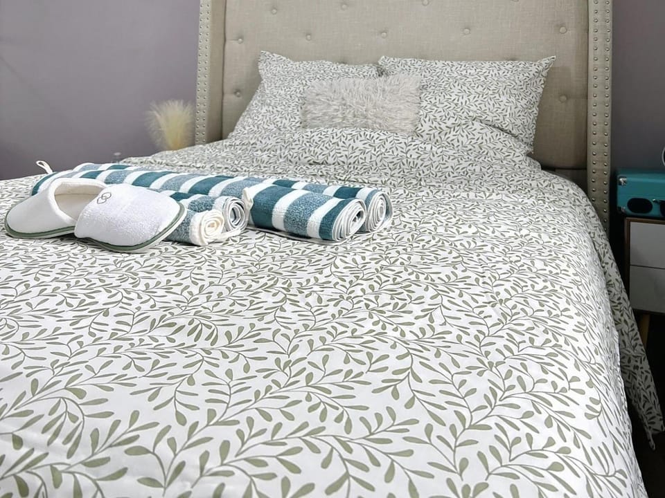 Bed, Photo of the whole room, Bedroom, towels