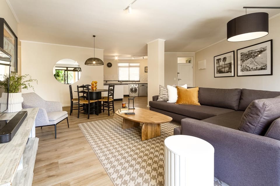 Kitchen or kitchenette, Seating area, Dining area