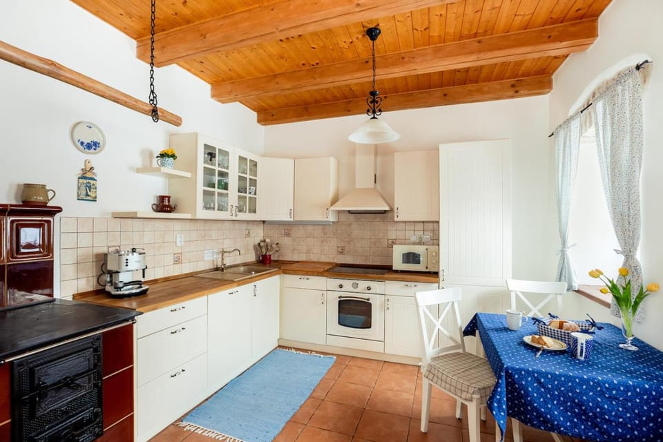 Day, Kitchen or kitchenette, Decorative detail, Dining area, Communal kitchen