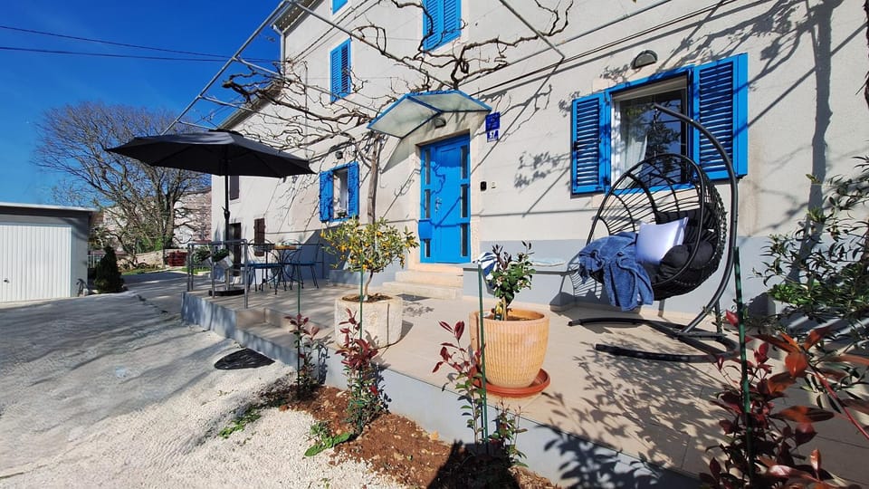 Property building, Patio, Spring, Day, Balcony/Terrace
