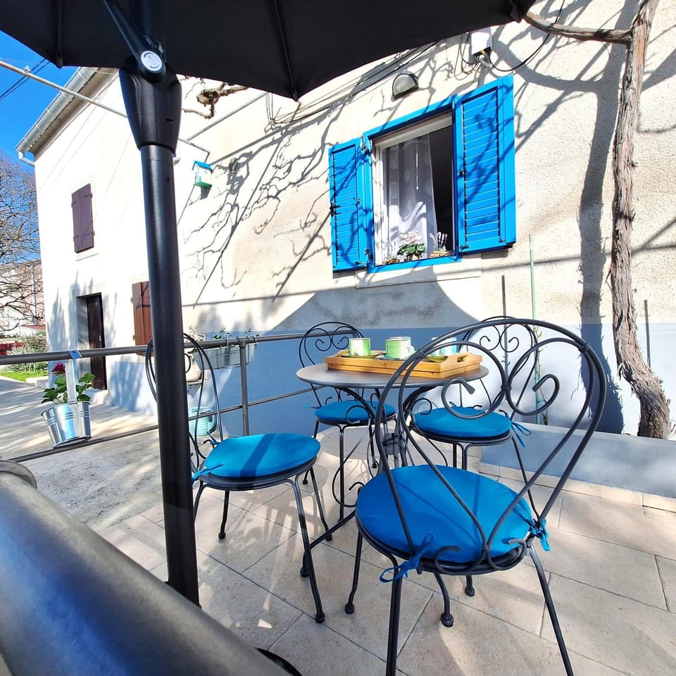 Patio, Day, Balcony/Terrace, Seating area
